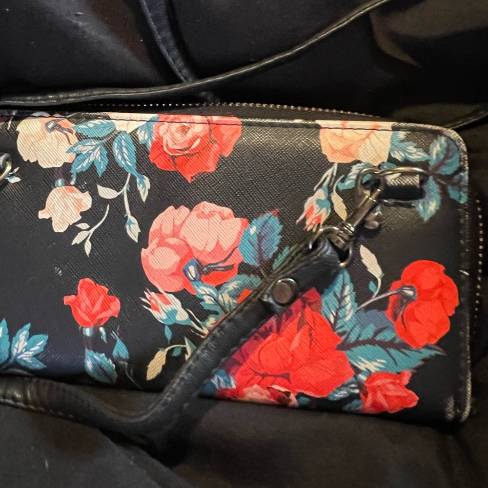 Steve Madden Floral Crossbody Wallet - Picture 5 of 5